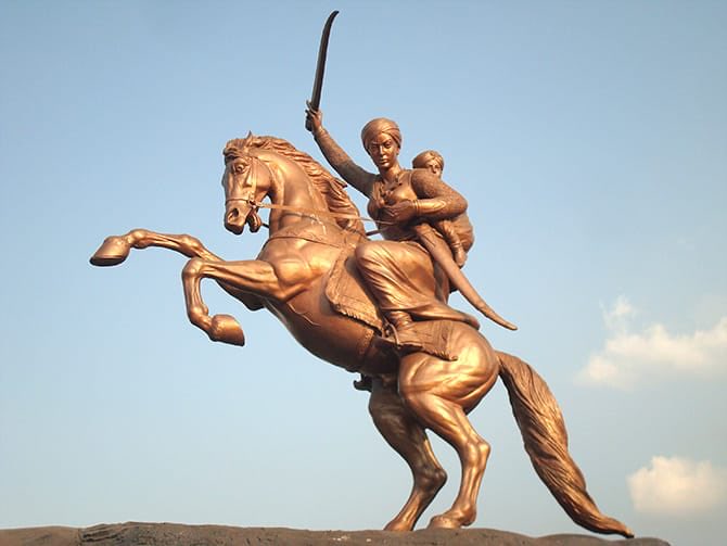 और भय को जीतकर जो आगे बढ़ती है, वह बनती है लक्ष्मीबाई